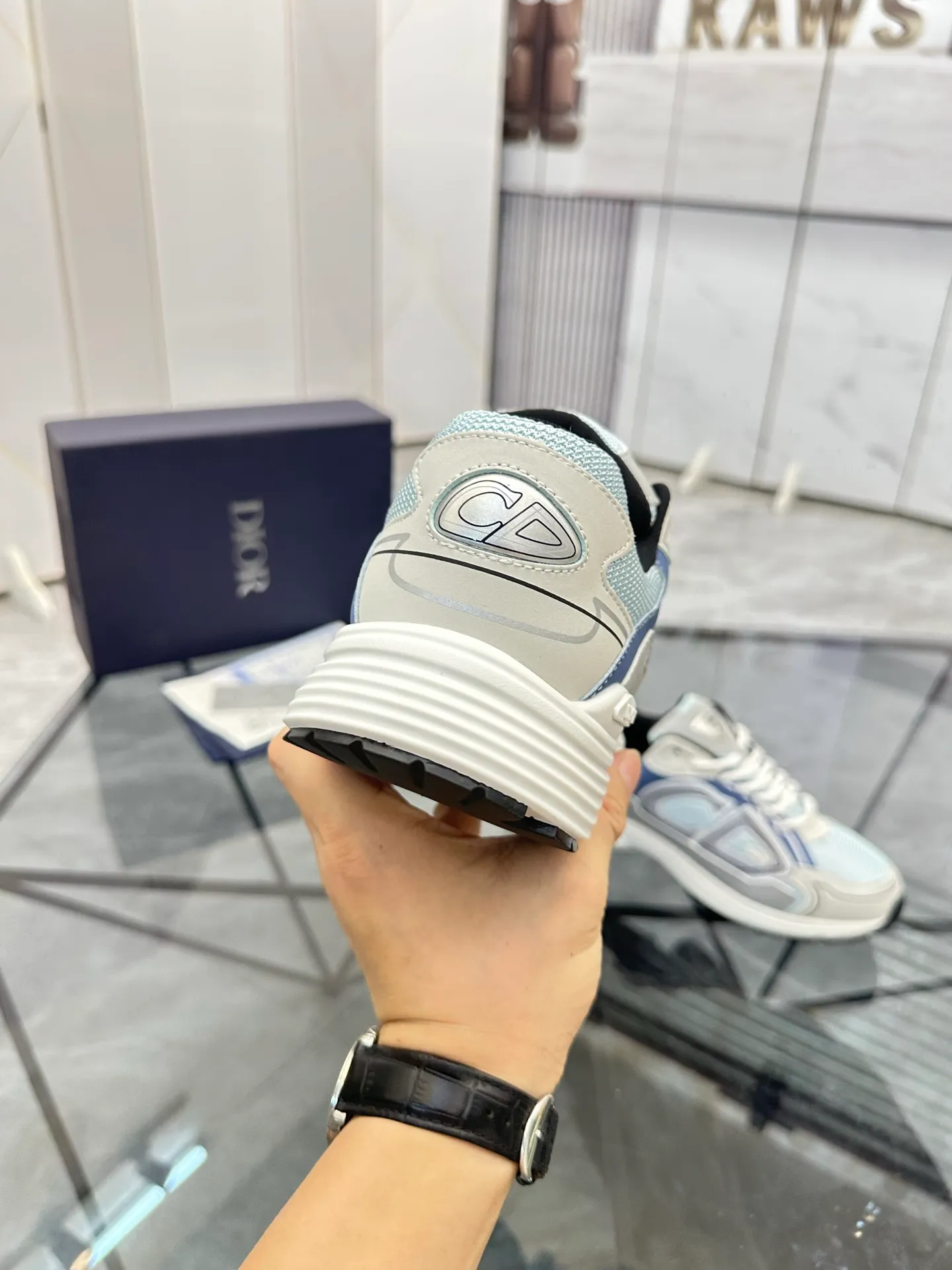 Men's shoes: 💰P400¥ Available in Guangzhou Product trademark: Dior* "Dior*" low-top casual shoes Regular size: 35-46 (can be customized to 47) Couple style Product materials: Upper imported cowhide stitched with original fabric, breathable lining, ultra-light foam original outsole. No.: 007